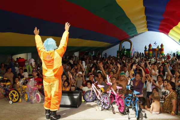 Palhao Psiu entregando brinquedos / 2016 - Foto: arquivo pessoal / 