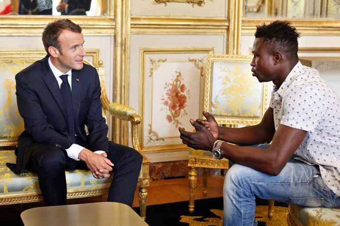 Emmanuel Macron agradece a Mamoudou Gassama - Foto: Thibault Camus/AFP