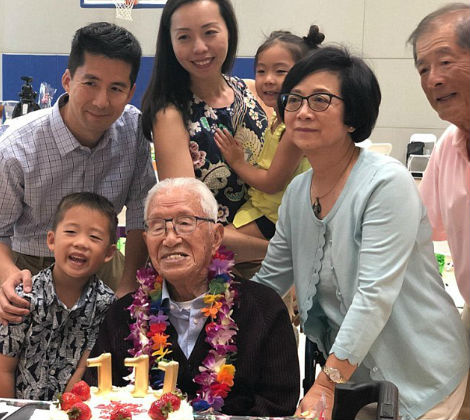 Tseng com a família comemorando 111 anos