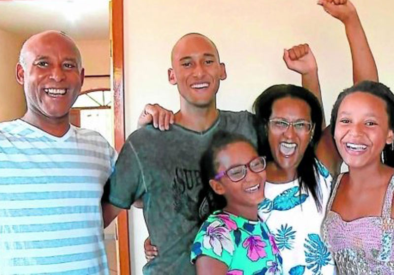 Leonardo Adriano (centro) com a famÃ­lia - Foto: reproduÃ§Ã£o / TV Gazeta Sul