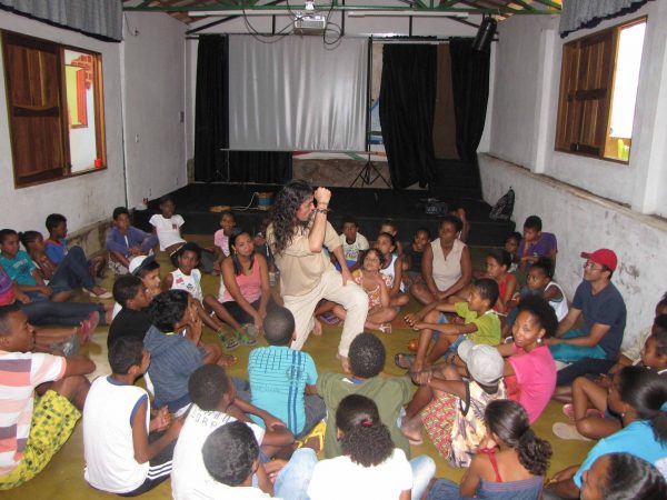 Criança em aula no projeto - Foto: divulgação