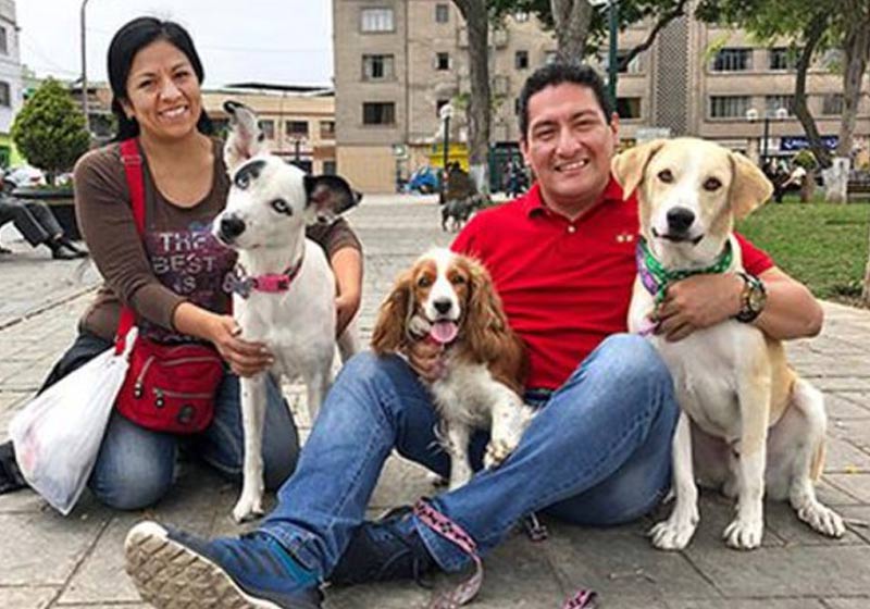 Ramsés (à dir) com novos donos e irmãos - Foto: Facebook Magaly Periche Jacinto