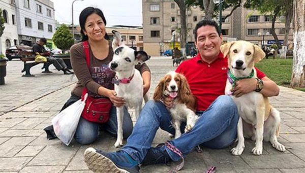 Ramsés (à dir) com novos donos e irmãos - Foto: Facebook Magaly Periche Jacinto