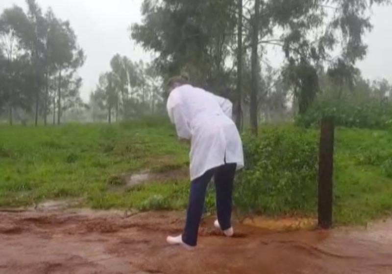 Ângela atravessando a enxurrada para vacinar - Foto: reprodução / TV Globo