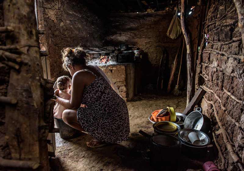 Mãe e filho em casa de barro - Foto: Bismarck Araújo