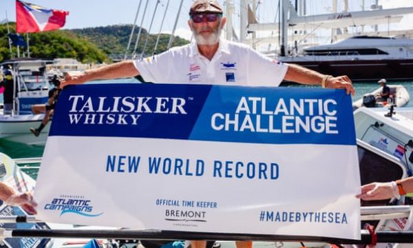 Frank com a faixa de recorde mundial - Foto: Alzheimers Research UK/PA