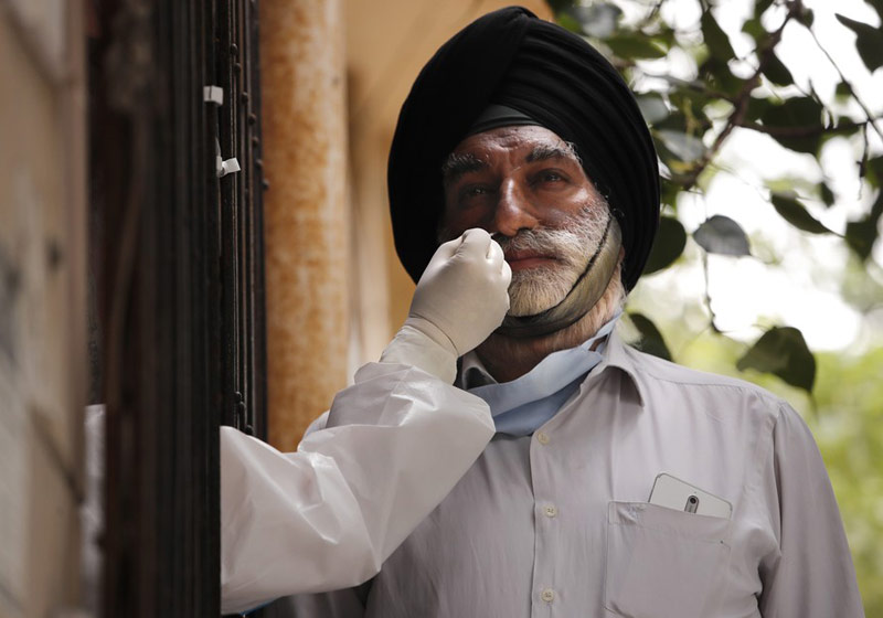 Homem faz teste de covid-19 na Índia - Foto: Manish Swarup/AP