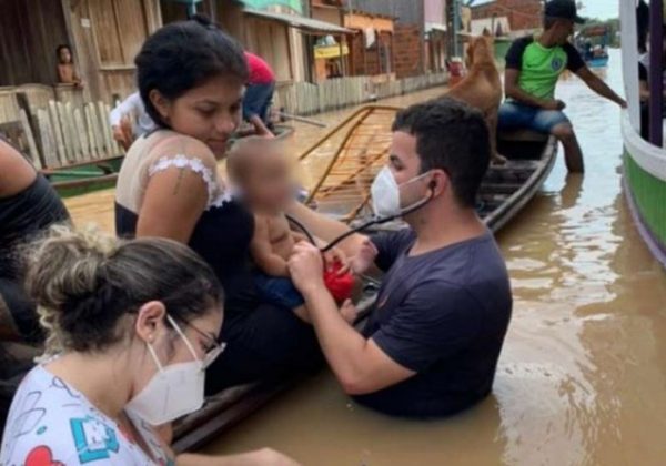 Médico e enfermeira atendendo na água na semana passada: Foto: arquivo