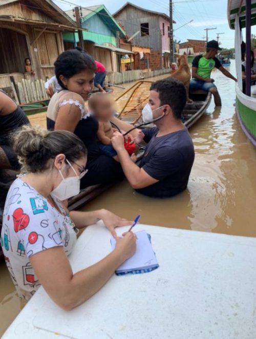 Rodrigo Damasceno na água atendendo a criança - Foto: Lucas Melo/Arquivo pessoal