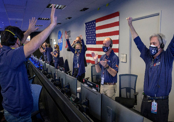 A equipe comemora o pouso Foto: New York Times