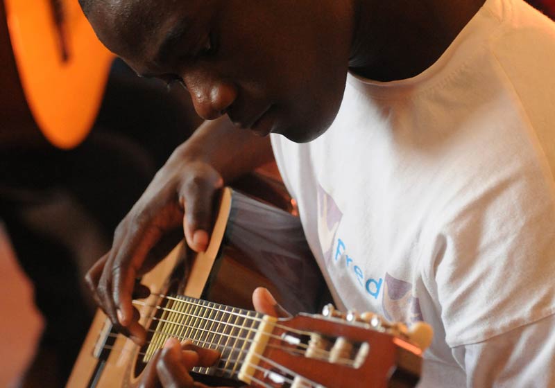 Jovem tocando violão - Foto: Valéria Rodrigues / Pixabay