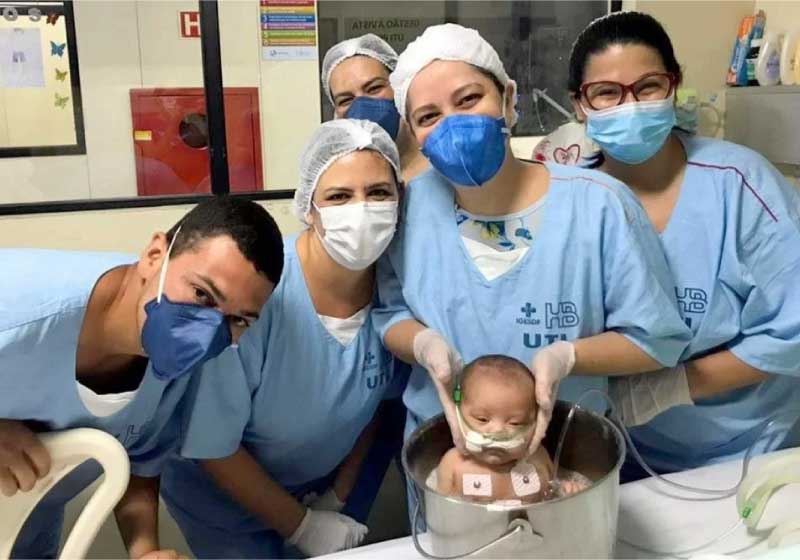 A técnica do banho de balde permitiu que o bebê Miguel Silva, de três meses, estivesse naturalmente tranquilo para ser operado - Foto: Iges-DF/Divulgação