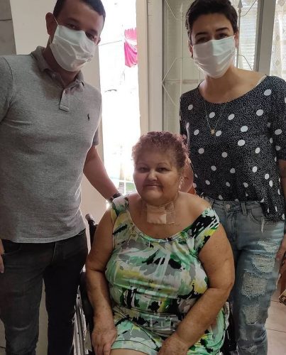 A aposentada Maria José de Souza com o médico Breno Casari e a dentista Raquel Trevisi - Foto: Divulgação