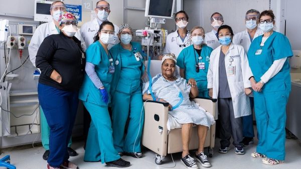 Sonia Sein comemorou com a equipe o sucesso do transplante e a chance de poder levar uma vida normal novamente. - Foto: ReutersSonia Sein comemorou com a equipe o sucesso do transplante e a chance de poder levar uma vida normal novamente. - Foto: Reuters